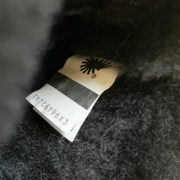 UGG Women’s Adirondack Boot II Plaid Waterproof - Picture 10 of 10